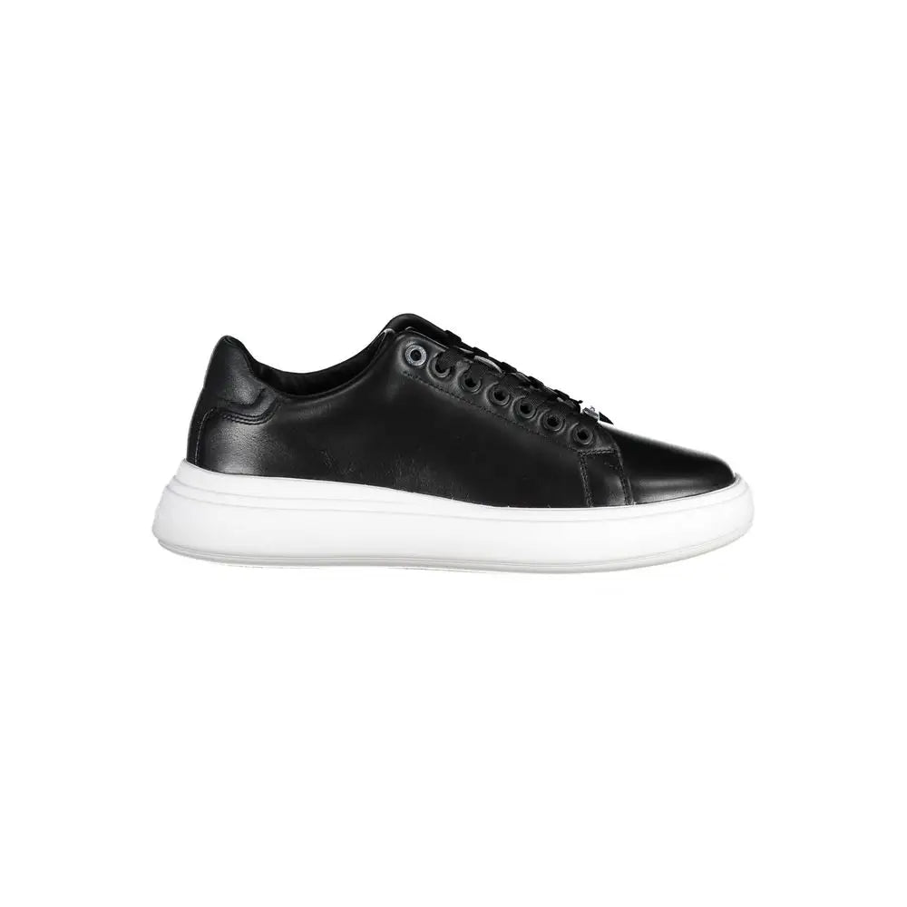 Baskets basses calvin klein nero pelle en cuir noir avec semelle en caoutchouc blanche pour femme