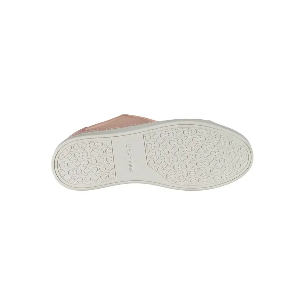 Baskets femmes calvin klein rosa en cuir rose avec semelle blanche en caoutchouc à motif géométrique répétitif