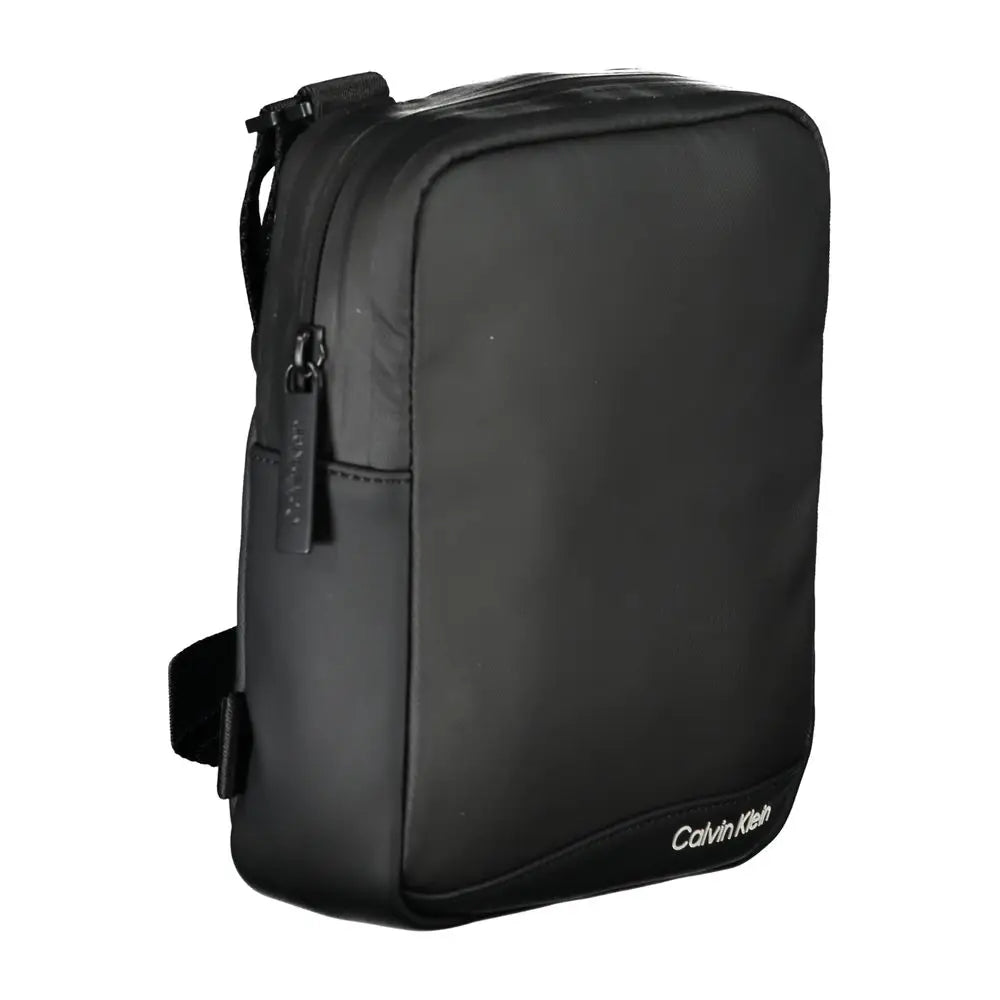 Calvin klein sac bandoulière noir en polyester recyclé avec design minimaliste et coutures discrètes