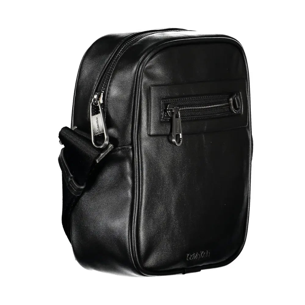 Calvin klein sleek urban sac bandoulière noir en cuir avec fermetures éclair argentées et logo discret sur le devant