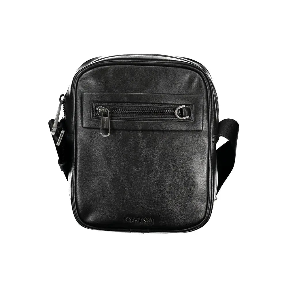 Sac bandoulière noir calvin klein en cuir texturé avec fermeture éclair argentée pour un style urbain élégant