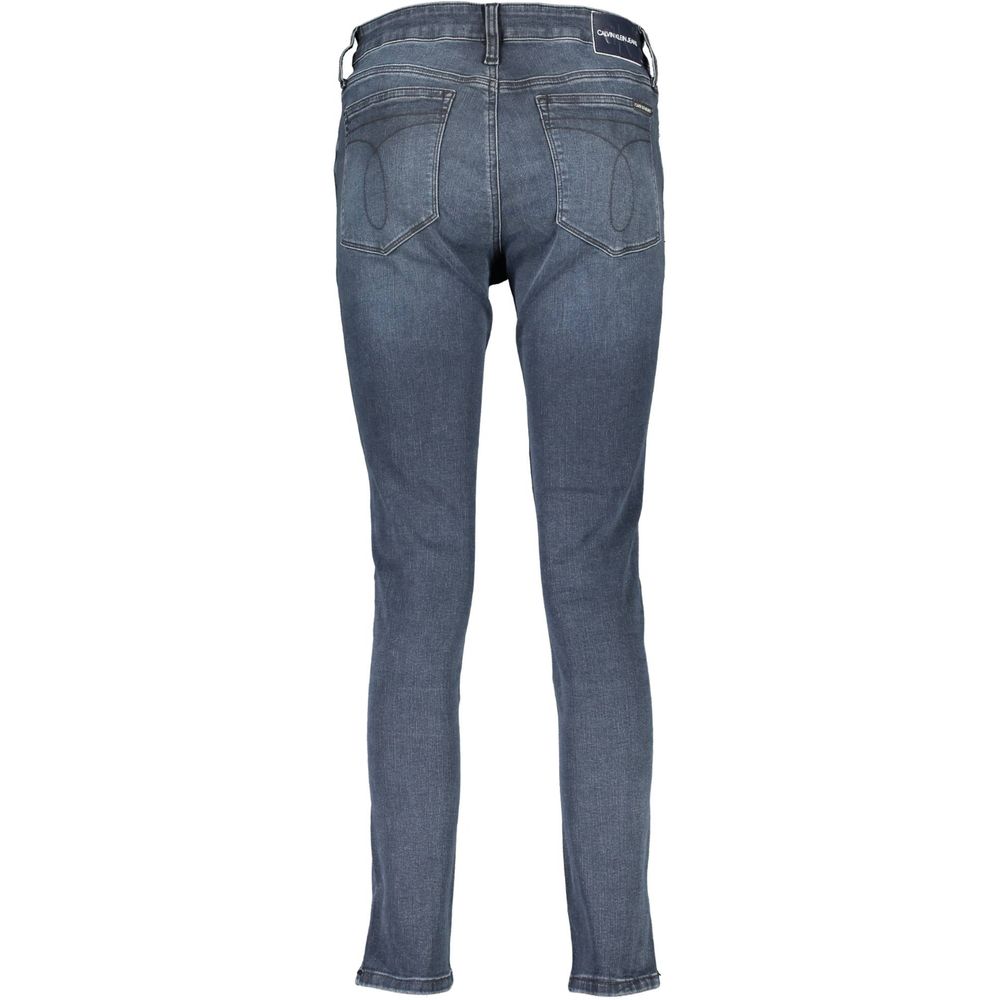 Jean skinny en coton pour femmes de la marque Calvin Klein Blu, coupe ajustée et moderne, visible sur le modèle.