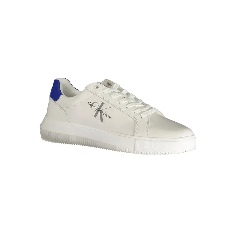 Baskets homme calvin klein en cuir blanc avec languette talon bleue et logo argenté détaillé