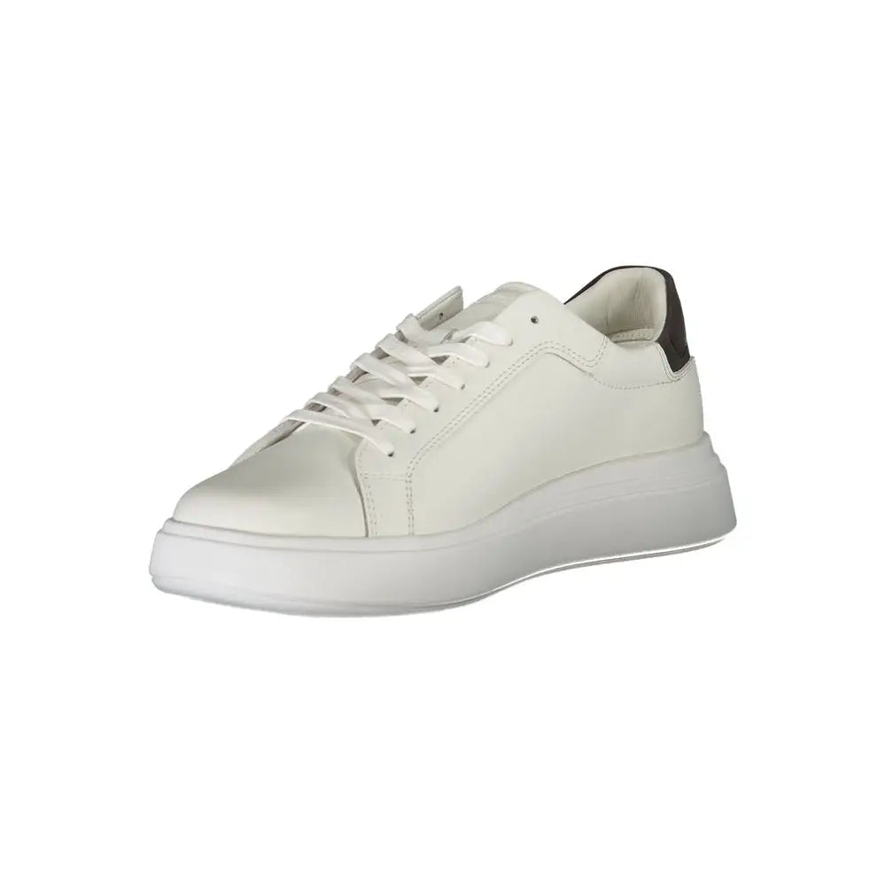 Basket de homme calvin klein blanche en cuir avec semelle épaisse en caoutchouc blanc et languette talon noire