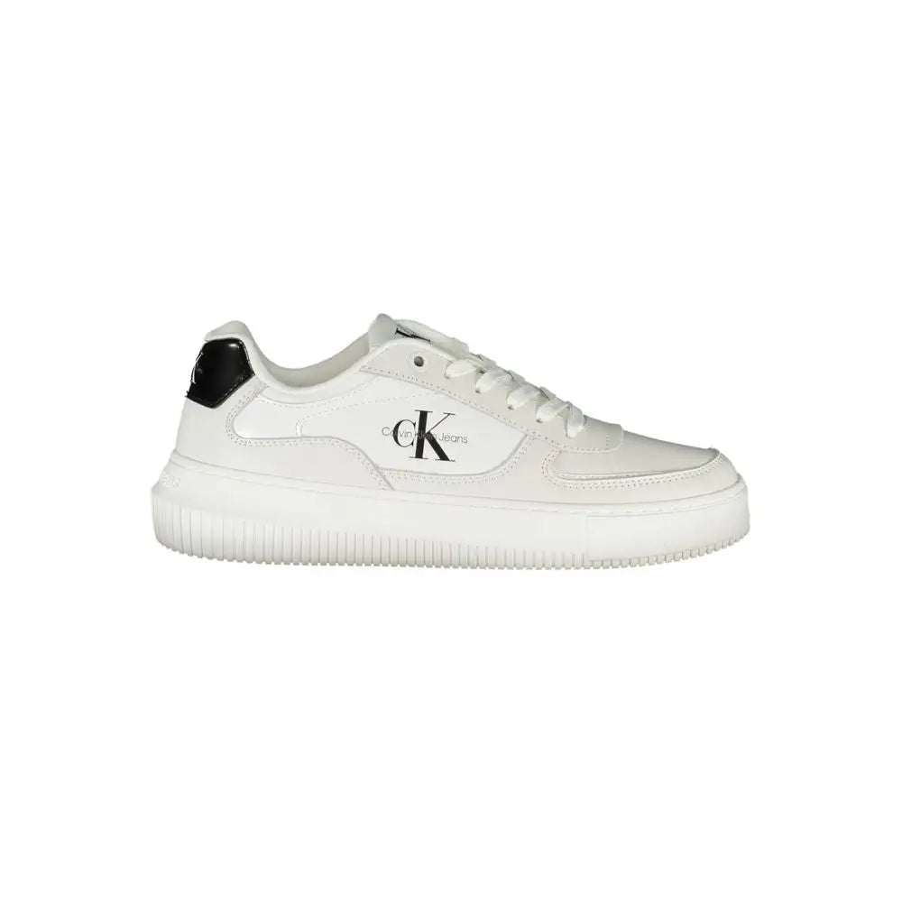 Baskets basses en cuir blanc calvin klein pour femmes avec logo noir et languette talon noire