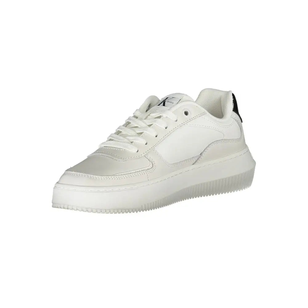 Basket blanc calvin klein en cuir pour femme avec design minimaliste et accents noirs subtils au talon