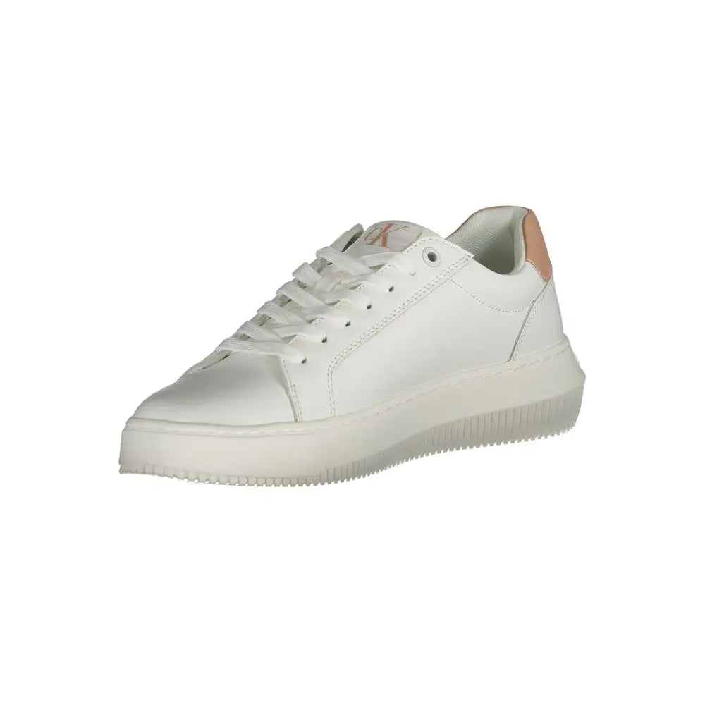 Sneaker femme calvin klein en cuir blanc avec languette beige et lacets assortis logo calvin klein sur la languette