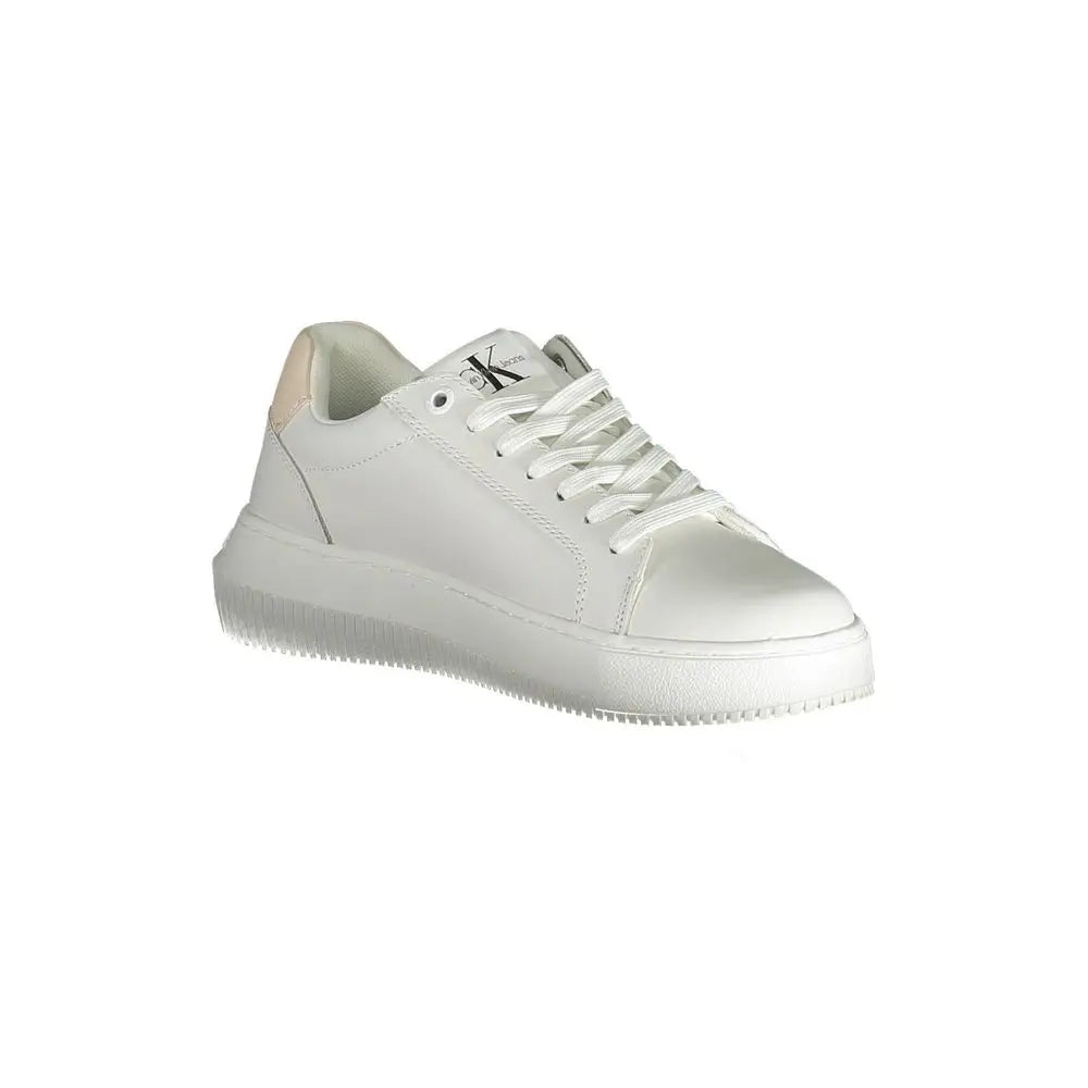 Baskets femmes calvin klein en cuir blanc avec accent rose discret sur la languette talon et semelle épaisse blanche