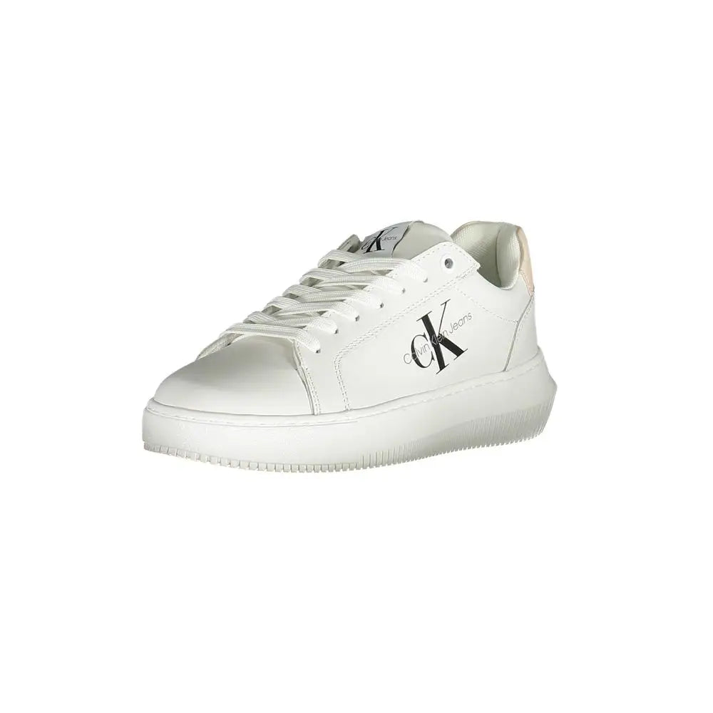 Basket femme calvin klein en cuir blanc avec design minimaliste et logo noir sur le côté