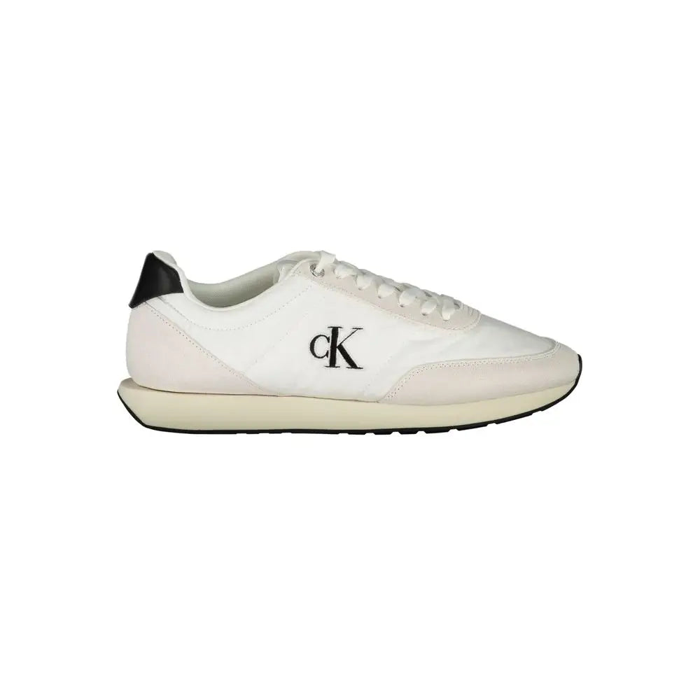 Sneaker homme calvin klein blanc en polyester avec logo noir et talon noir vue arrière