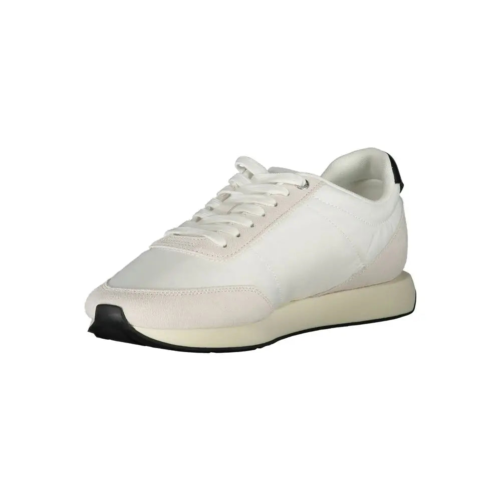 Sneaker homme calvin klein en polyester blanc avec accents noirs sur la semelle et le talon vue arrière