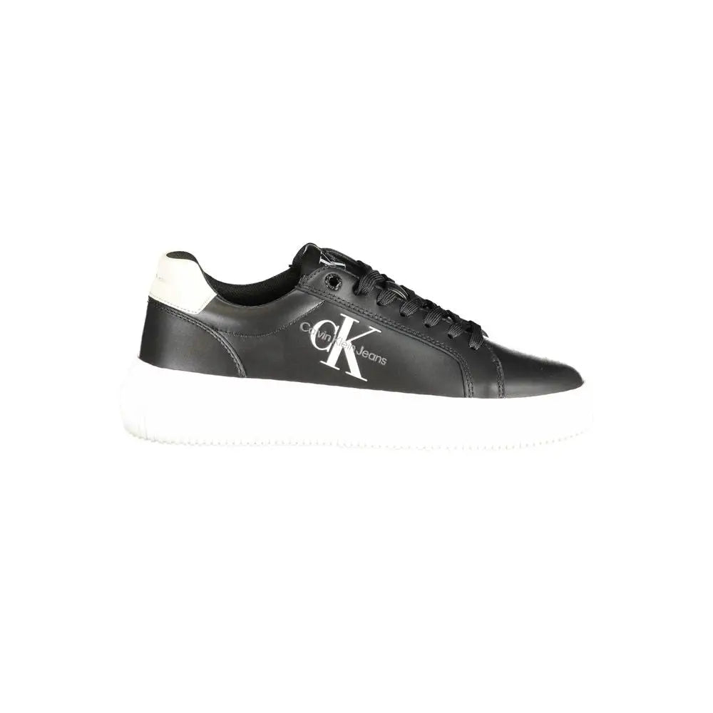 Chaussure homme calvin klein en polyester blanc avec jean noir et semelle en caoutchouc blanche contrastante