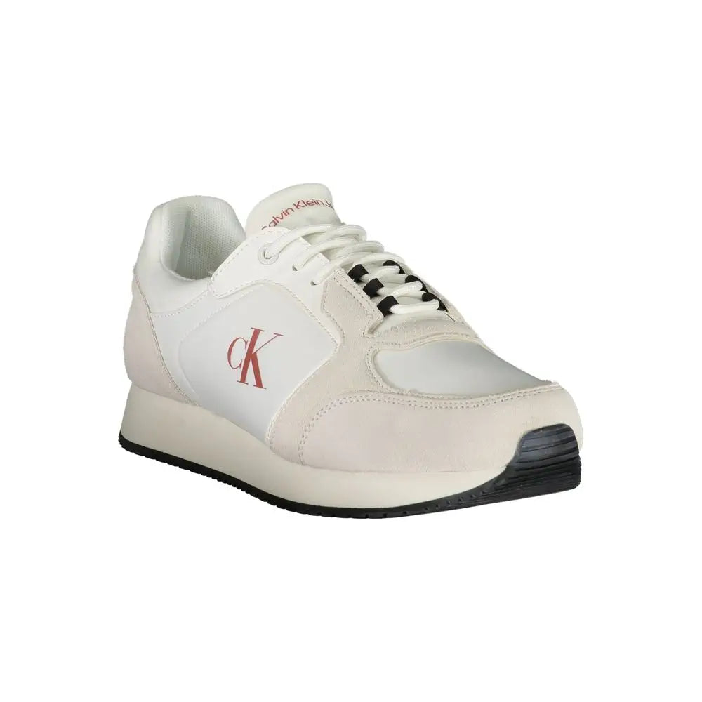 Baskets homme calvin klein blanches en polyuréthane avec lacets noirs et logo ck rouge sur le côté