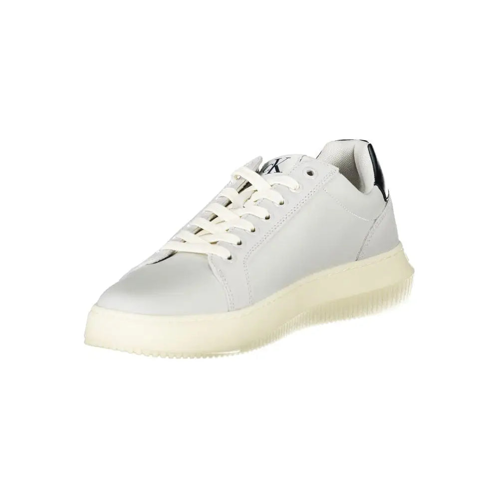 Sneaker homme calvin klein en cuir blanc avec semelle en caoutchouc crème et logo noir au talon vue arrière