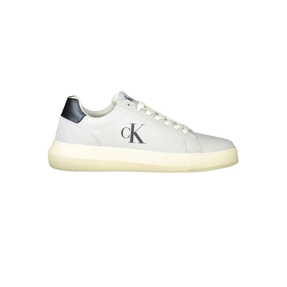 Baskets homme calvin klein blanches en polyuréthane avec talon noir et semelle en caoutchouc crème vue arrière