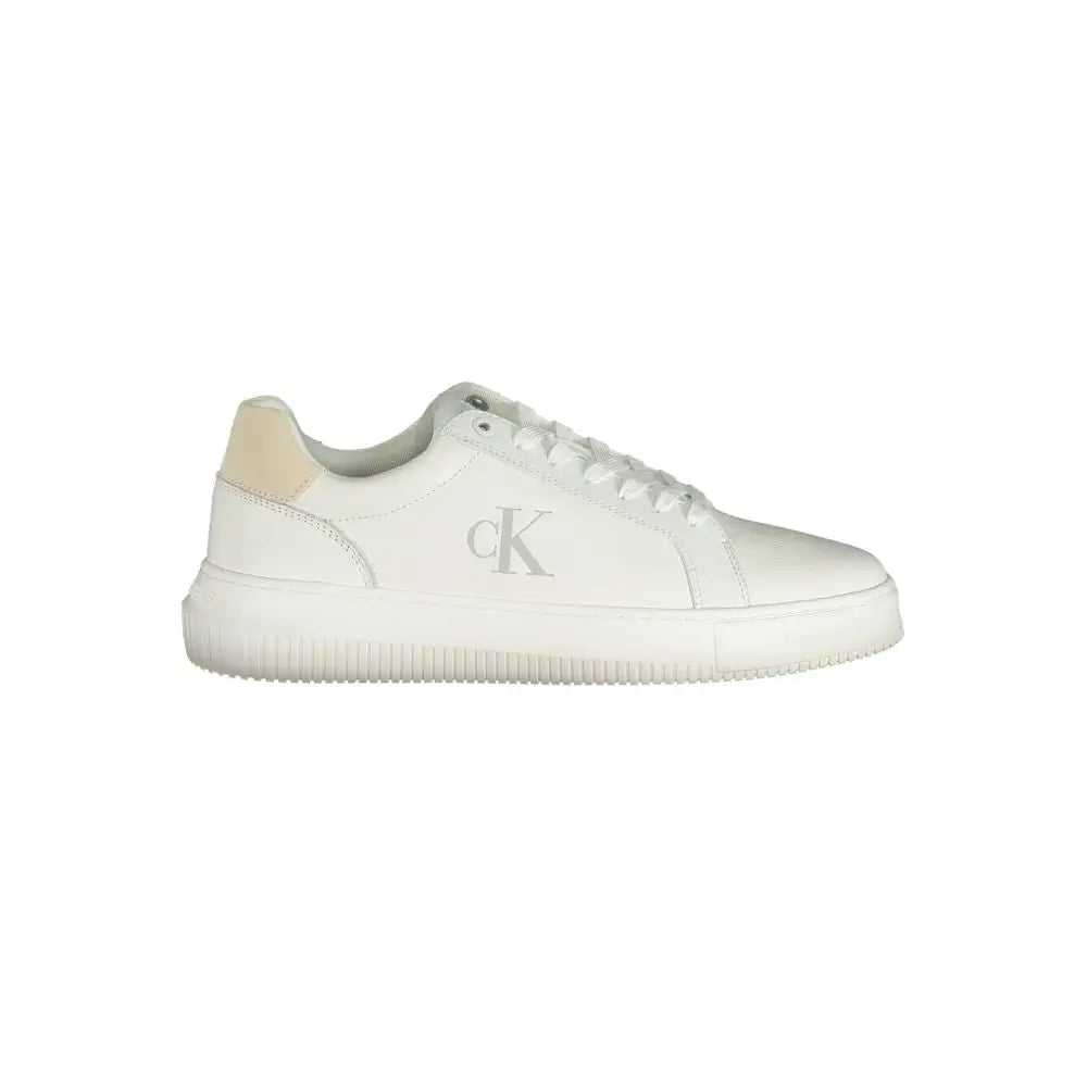 Baskets homme calvin klein blanches en polyuréthane avec logo gris discret et languette beige au talon