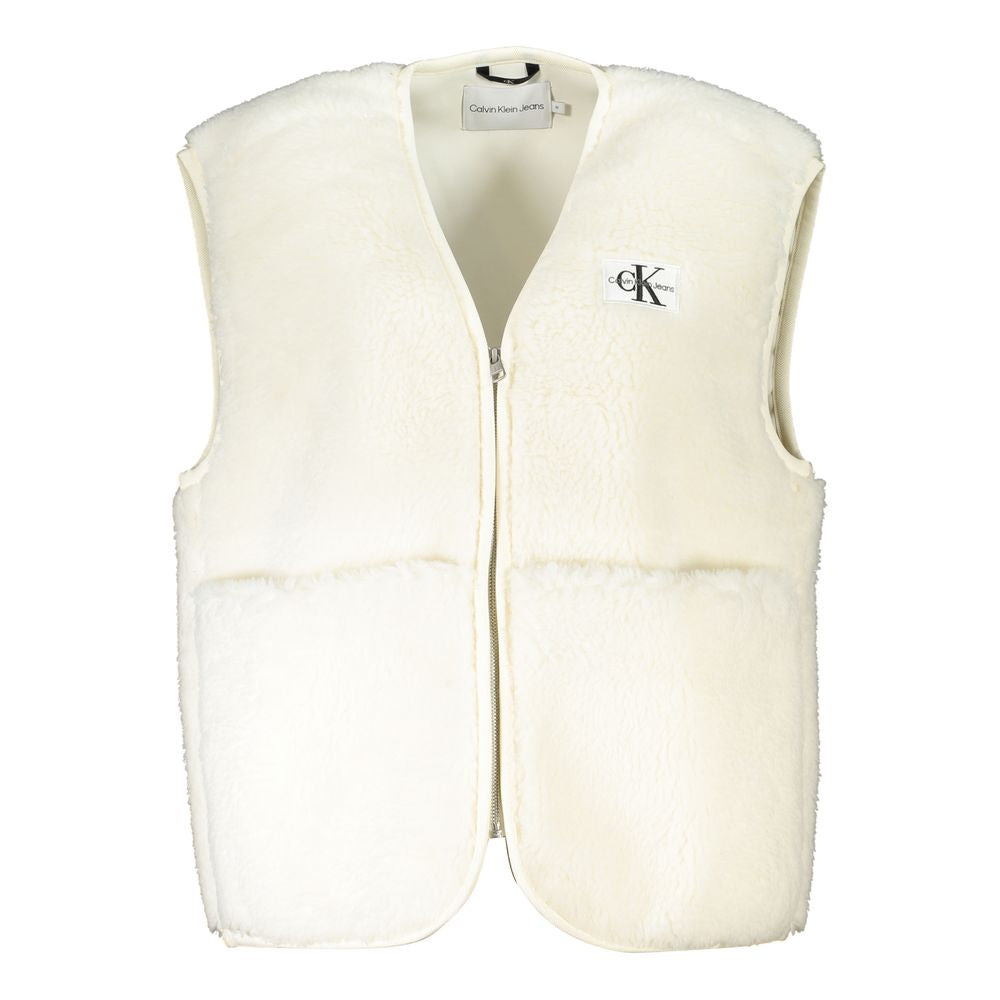 Gilet pour femme Calvin Klein en polyester blanc, léger et ajusté, porté en extérieur.