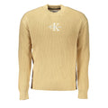 Pull homme Calvin Klein en coton beige, style décontracté avec col rond et manches longues, visible en détail dans l'image.
