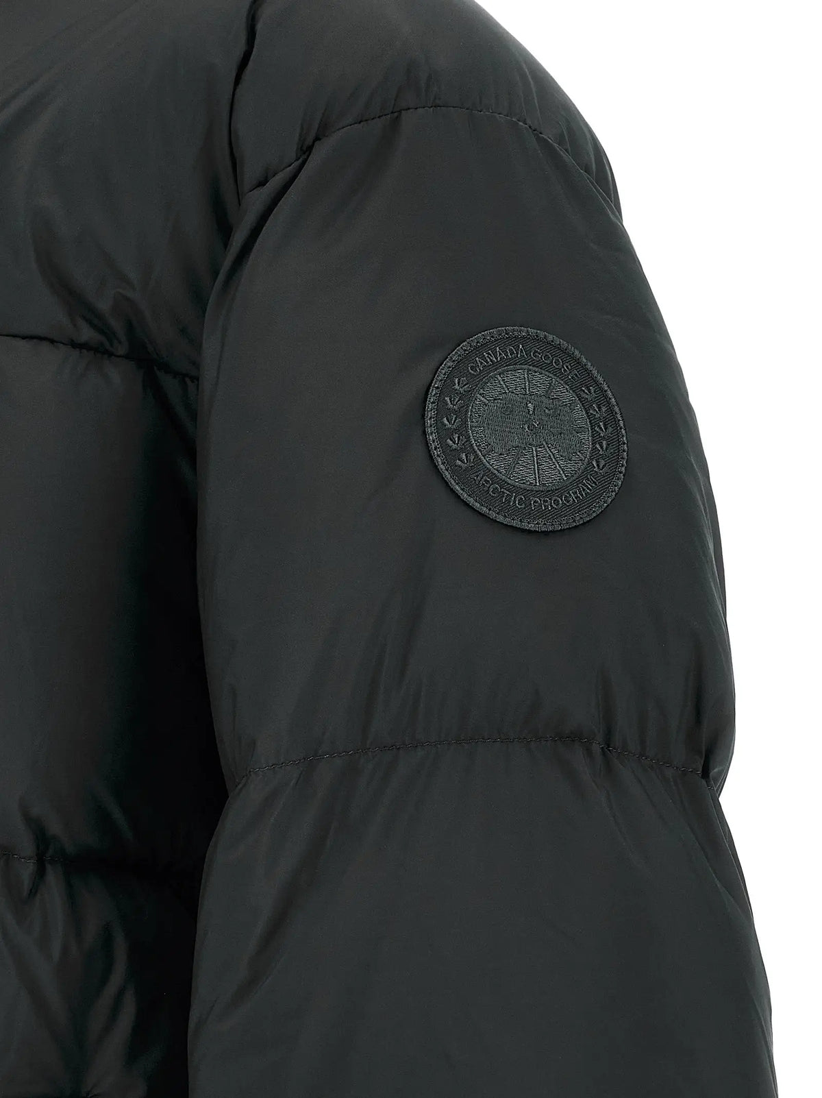Veste longue noire canada goose en polyamide avec patch circulaire brodé sur la manche