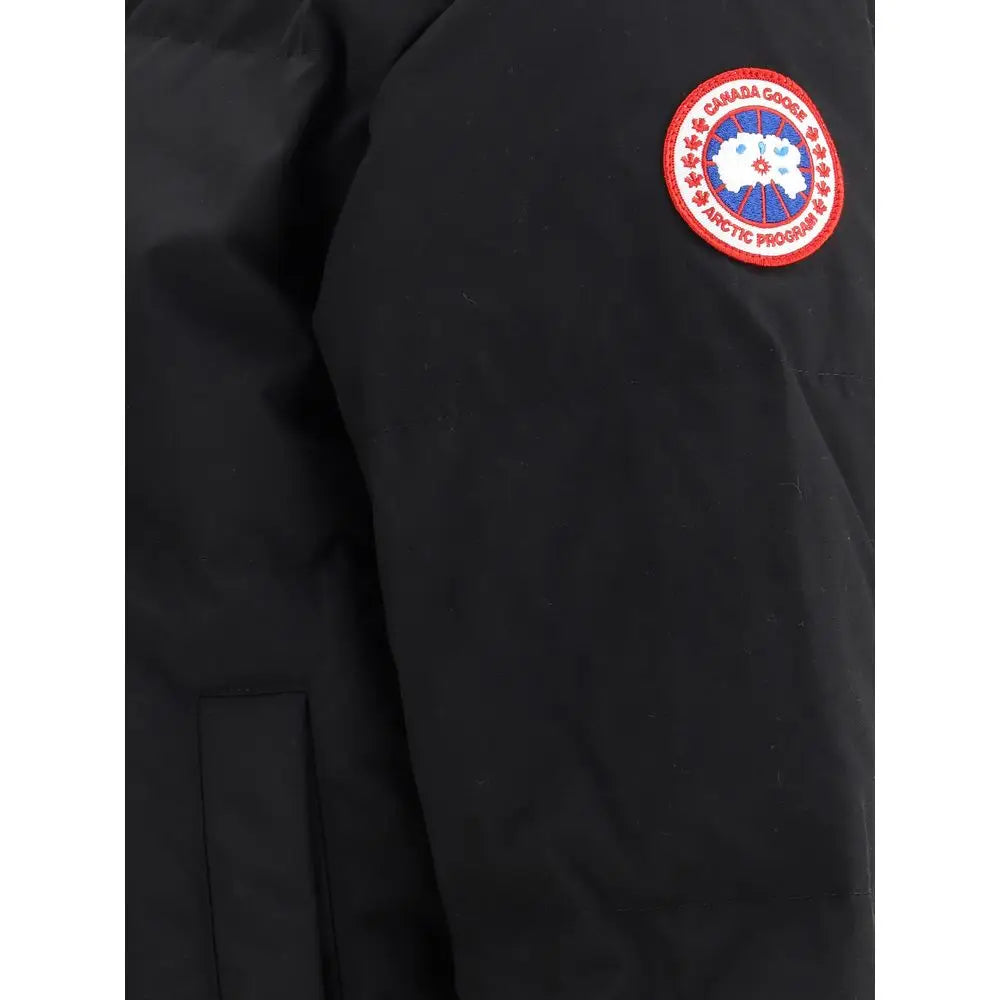 Parka canada goose noire en polyester avec patch brodé rouge blanc bleu du programme arctique visible sur le dos