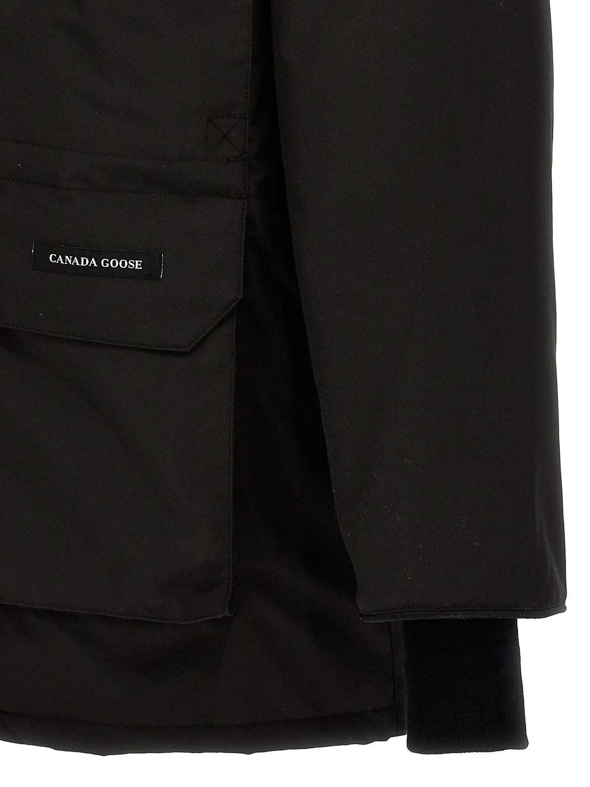 Parka canada goose noire en polyester avec extérieur résistant à l eau et étiquette discrète sur la poche poitrine