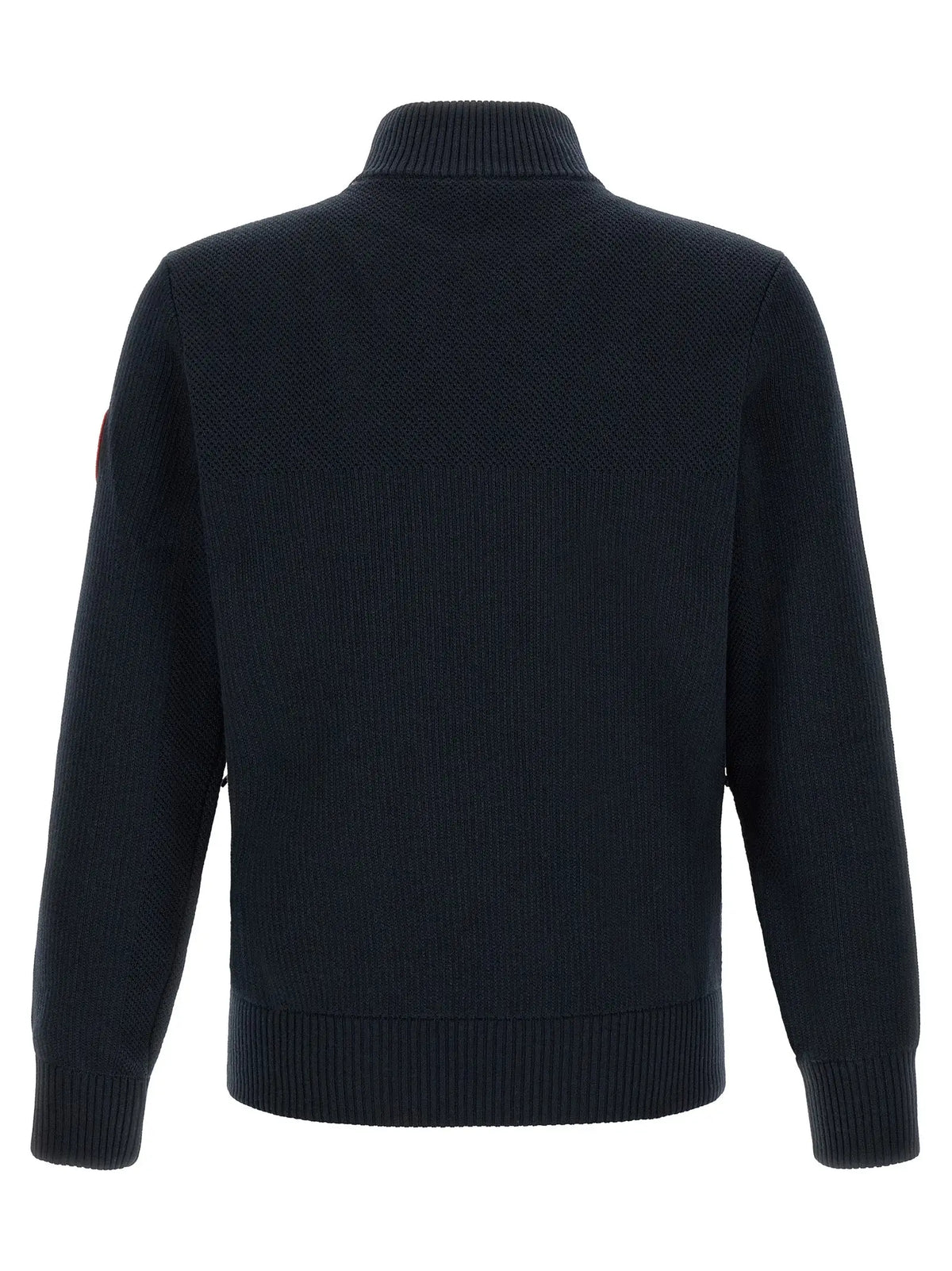 Pull col roulé noir en maille côtelée avec motif texturé subtil sous une veste canadienne goose noire en laine longueur complète