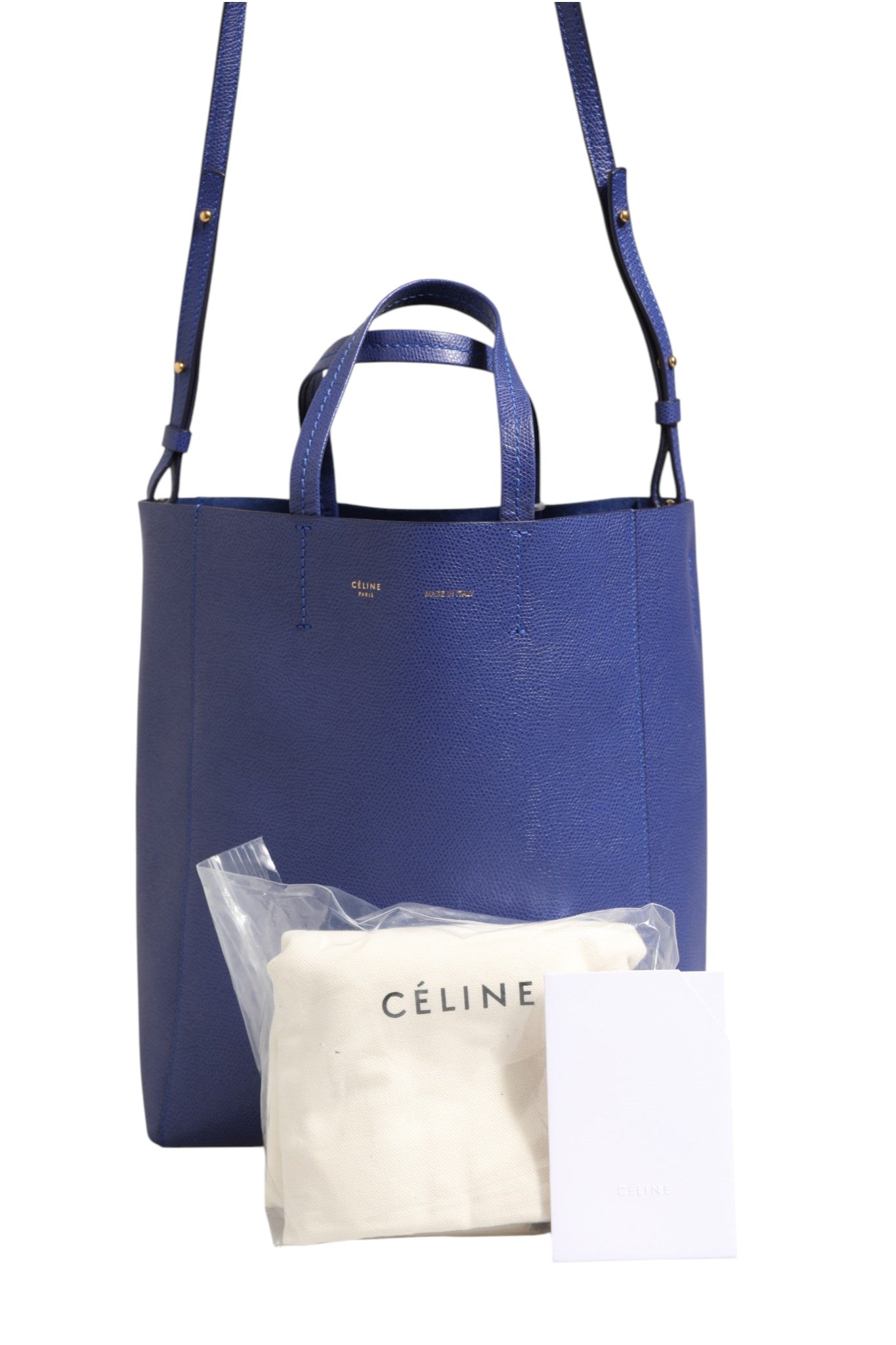 Sac cabas Celine bleu avec détails dorés, grand modèle en cuir élégant, porté sur l'épaule.