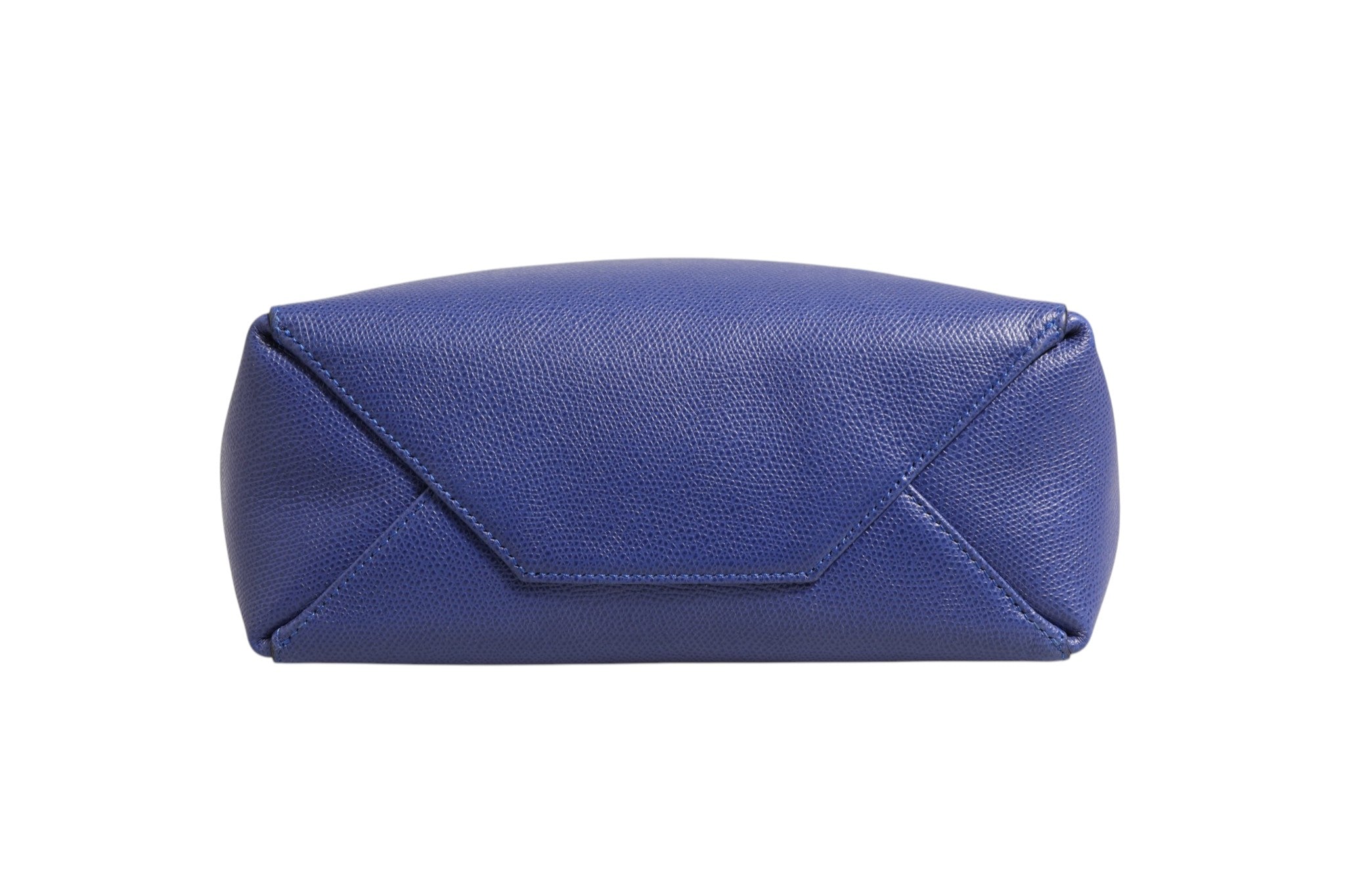 Sac cabas Celine bleu avec détails dorés, grand format, en cuir, porté sur l’épaule.