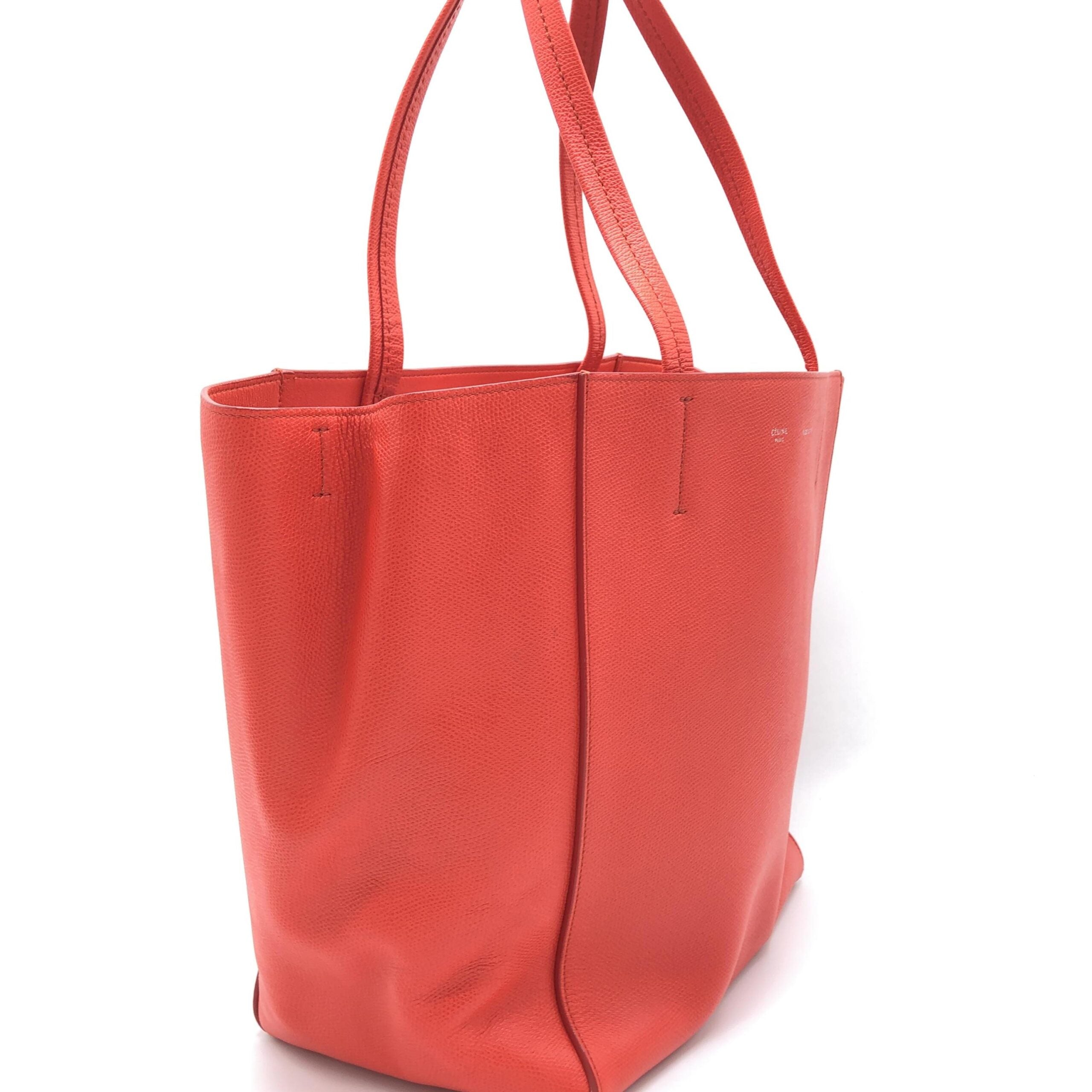 Sac cabas Celine Phantom en cuir granité rouge, grand modèle avec poignées robustes et design élégant.