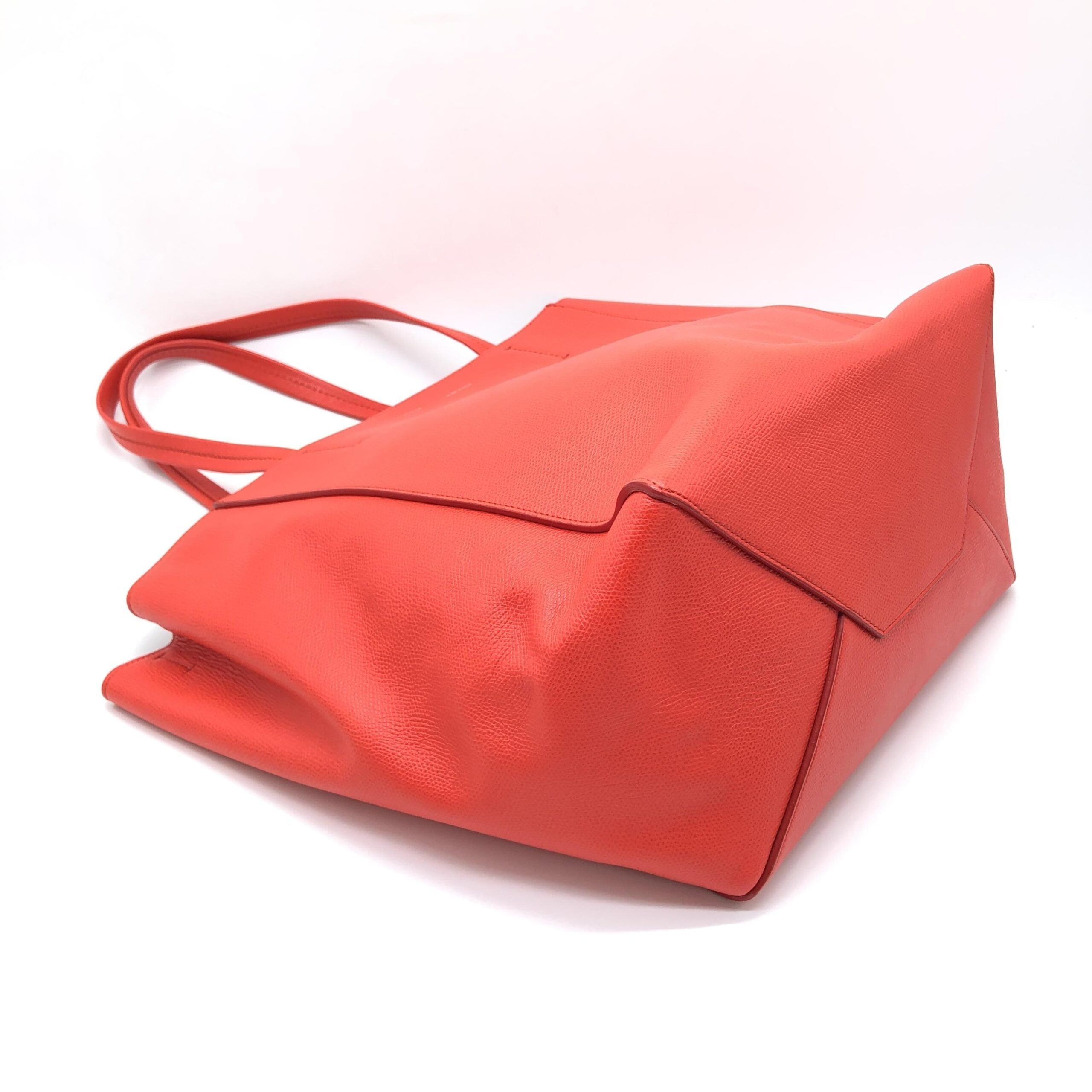 Sac cabas Celine Phantom en cuir granité rouge, grand modèle avec poignées épaisses et design élégant.