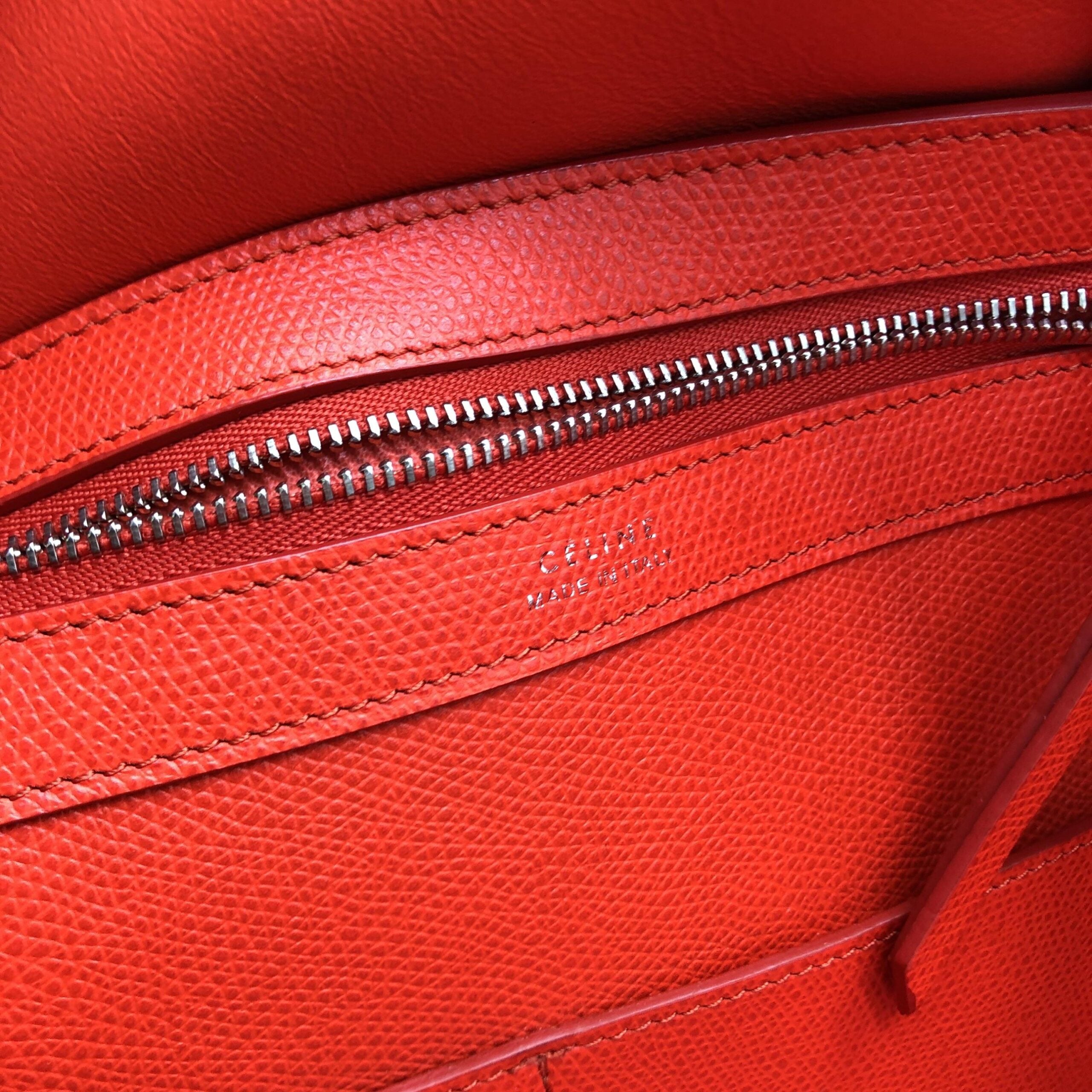 Sac cabas Celine Phantom en cuir pebble rouge, grand modèle avec poignées en cuir et design élégant.