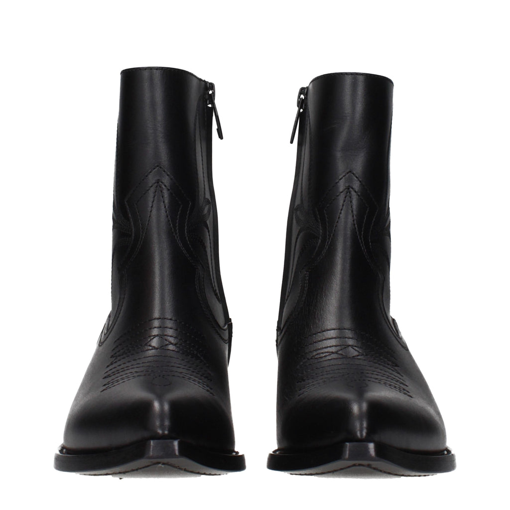 Bottes ankle en cuir noir de Celine, élégantes et modernes, avec une finition lisse et une semelle robuste.