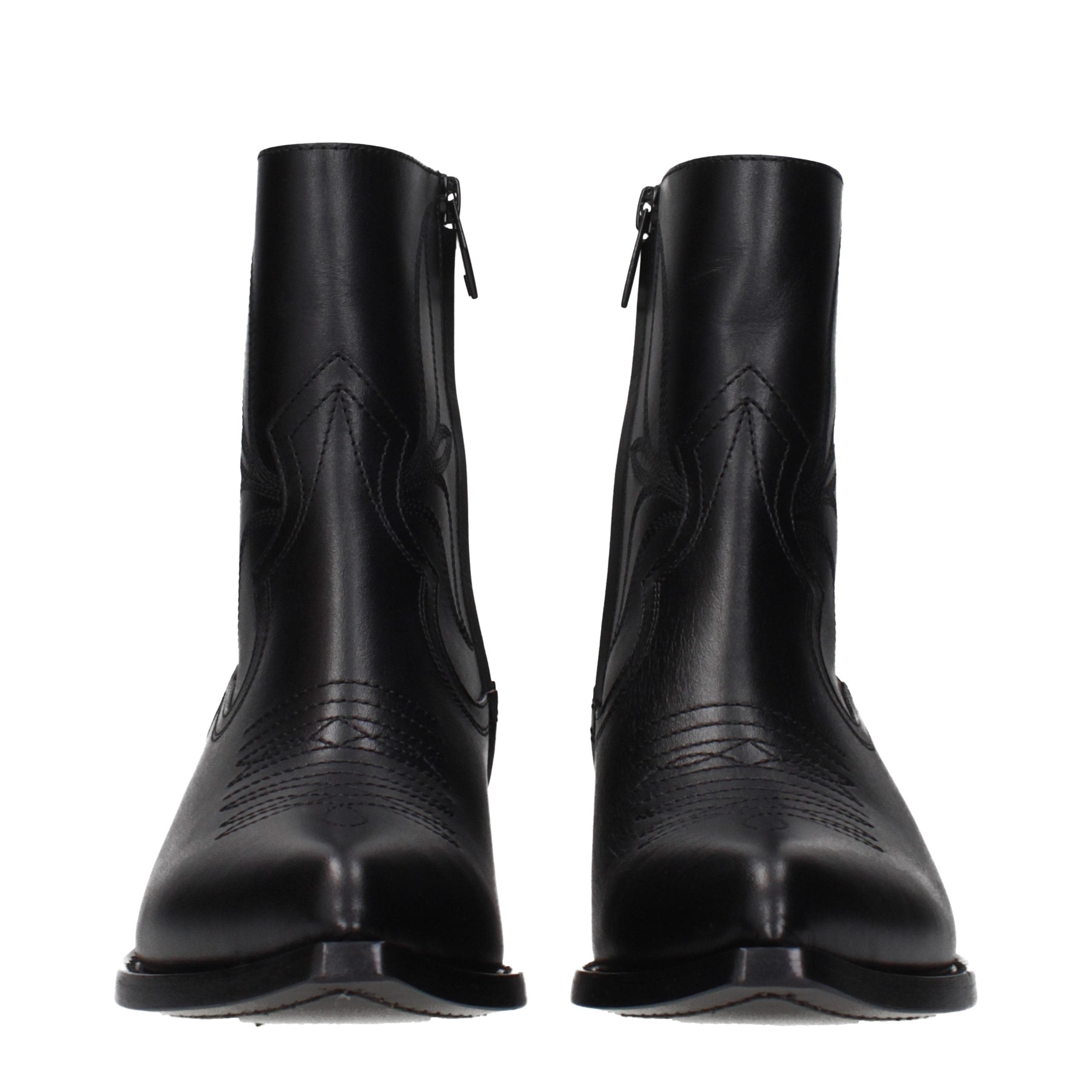 Bottes ankle en cuir noir de Celine, élégantes et modernes, avec une finition lisse et une semelle robuste.