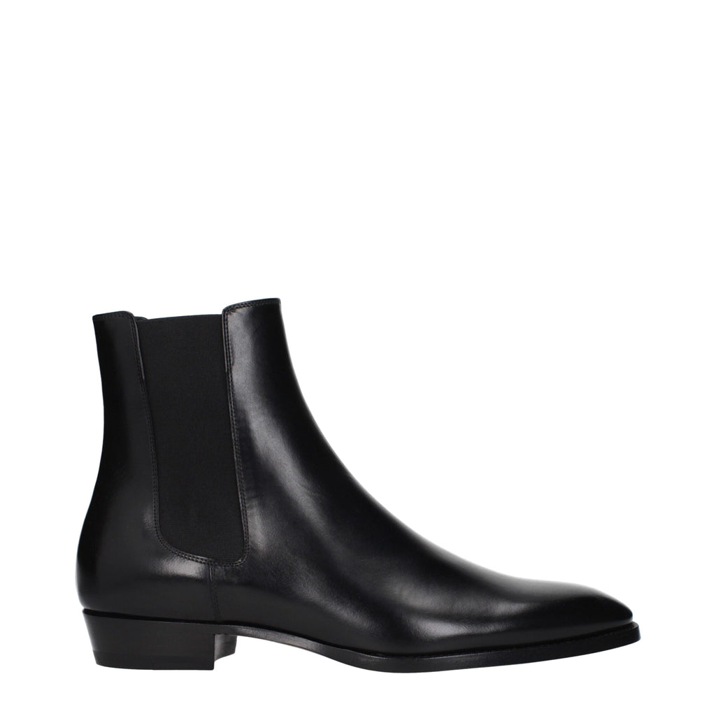 Bottes ankle en cuir noir de Celine, style élégant, avec semelle en caoutchouc et finition soignée.