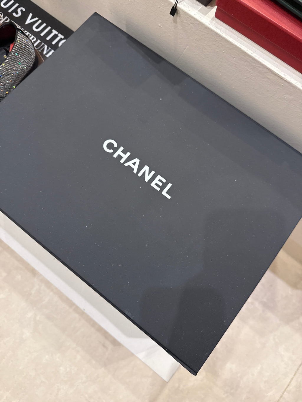 Sac à main Chanel Timeless Classique Jumbo en cuir noir avec chaîne dorée, vue de face.