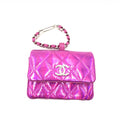 Pochette en cuir matelassé rose irisé de Chanel, finition élégante et quilting sophistiqué, vue de face.