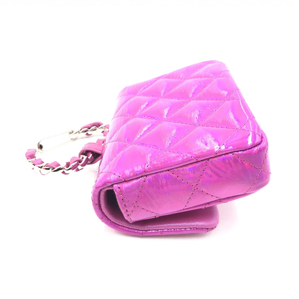 Pochette en cuir matelassé irisé rose de Chanel, design élégant avec finition brillante et fermeture zippée.