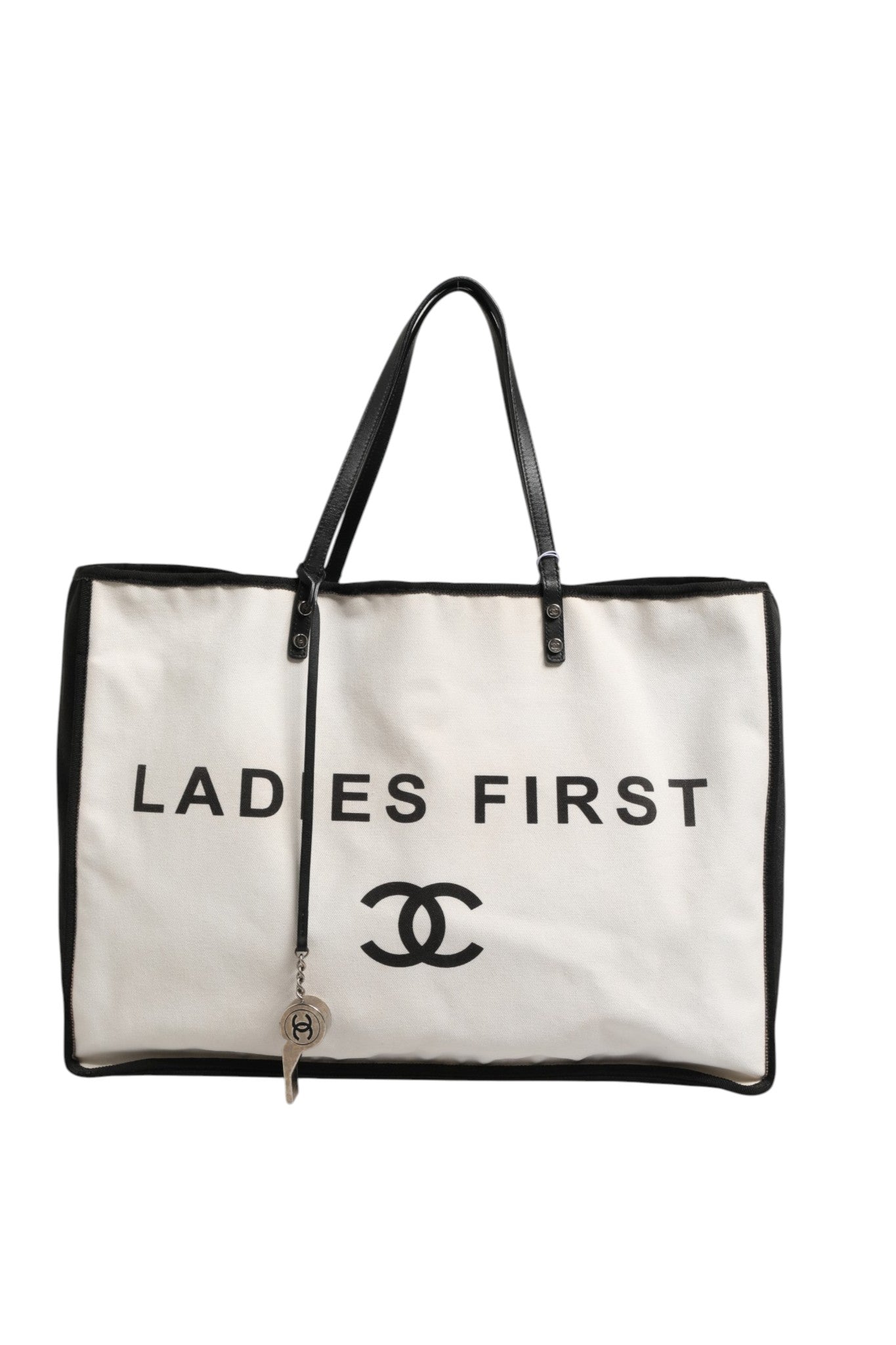Sac à main Chanel Ladies First en toile blanche et noire, sac fourre-tout élégant pour femmes.