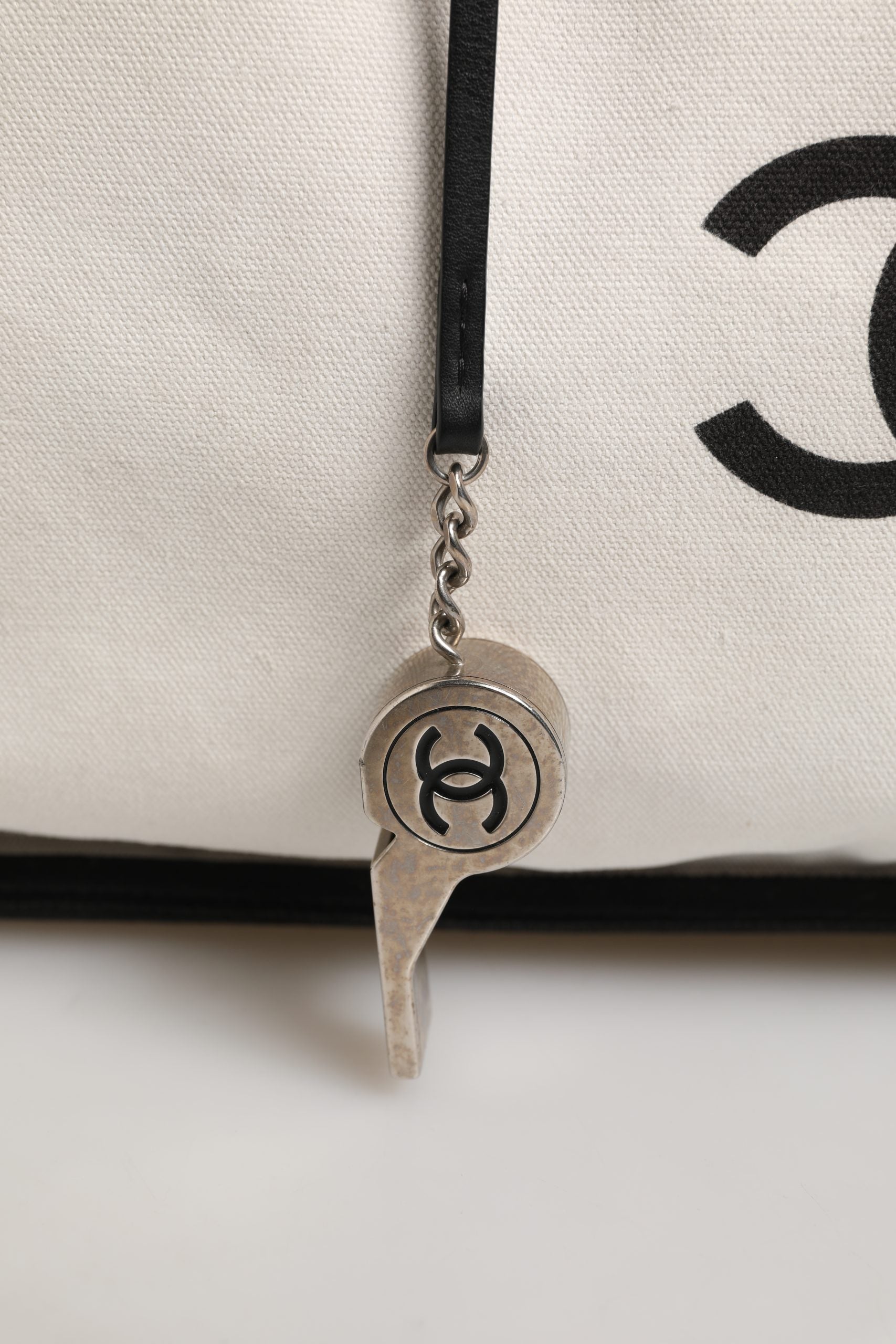 Sac à main Chanel Ladies First en toile blanche et noire, sac cabas élégant pour femmes.