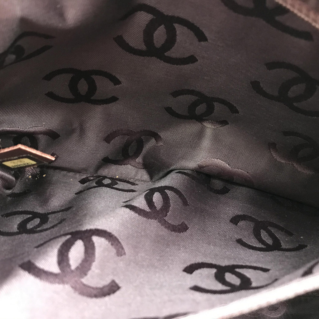 Sac à main Chanel Wild Stitch Mini Boston rouge avec couture sauvage, en cuir, visible avec poignée et détails de style sophistiqué.