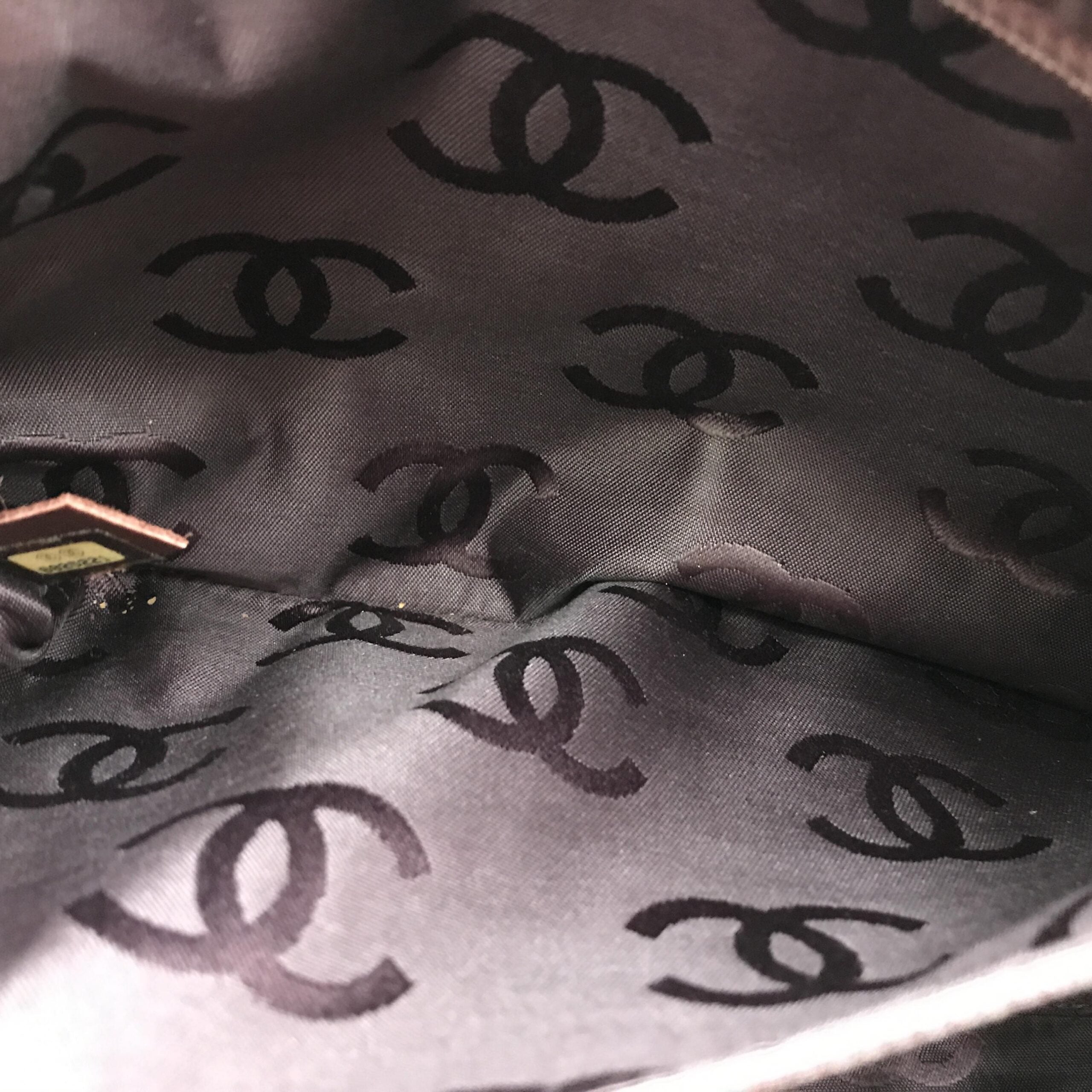Sac à main Chanel Wild Stitch Mini Boston rouge avec couture sauvage, en cuir, visible avec poignée et détails de style sophistiqué.