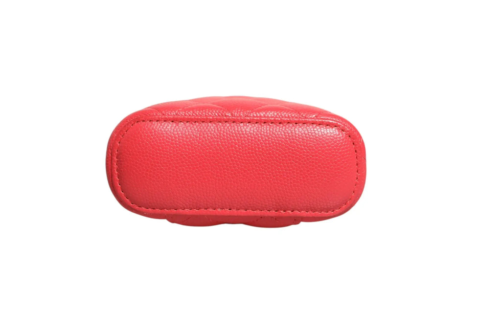 Un mini sac vanity vertical coco beauty rouge chanel en cuir caviar matelassé avec chaîne et texture lisse
