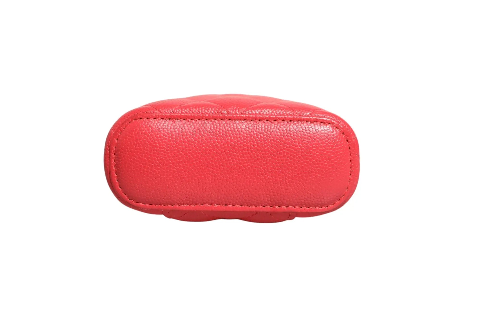 Un mini sac vanity vertical coco beauty rouge chanel en cuir caviar matelassé avec chaîne et texture lisse