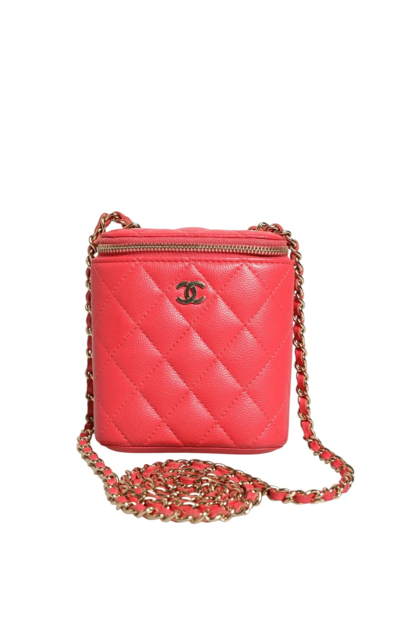 Sac caméra chanel rouge corail en cuir caviar matelassé avec chaîne dorée style vanity case vertical petit modèle