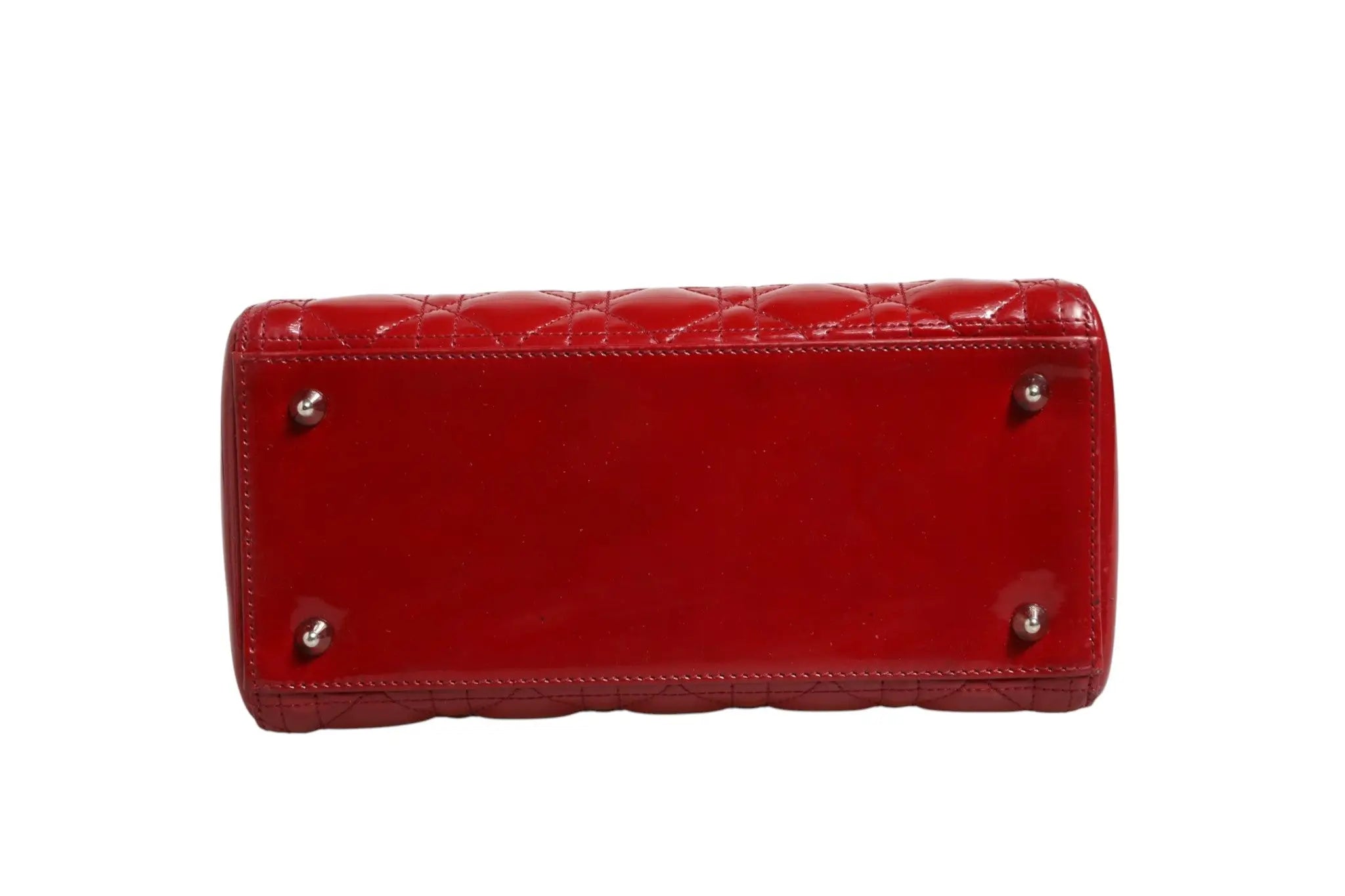 Sac lady dior petit modèle en cuir verni rouge cerise avec matelassage cannage et garnitures argentées