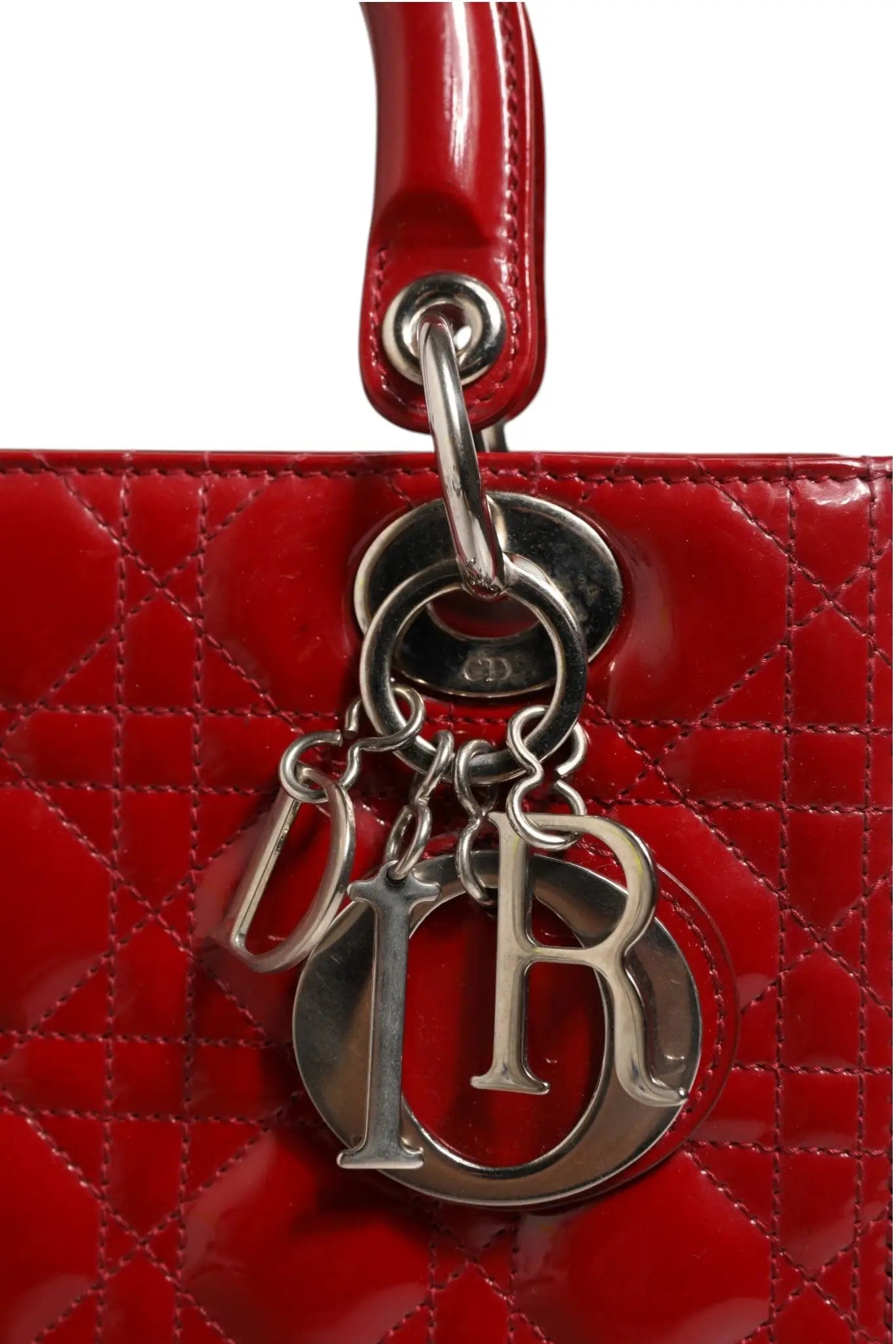 Sac lady dior small christian dior rouge cerise en cuir verni avec logo cd métallique brillant
