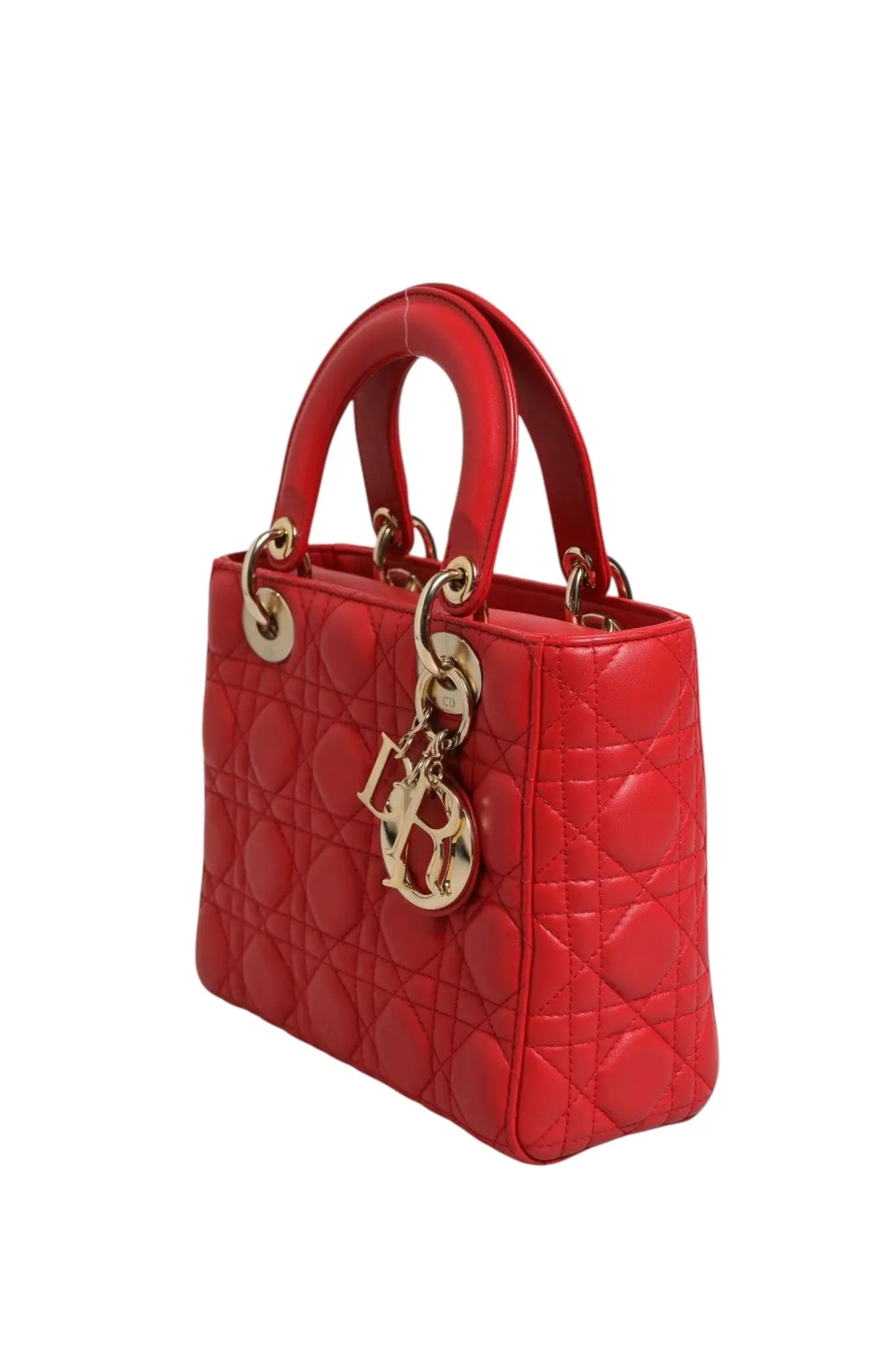 Sac à main Christian Dior Lady Dior en cuir rouge matelassé avec ferrures dorées et pendentif logo signature
