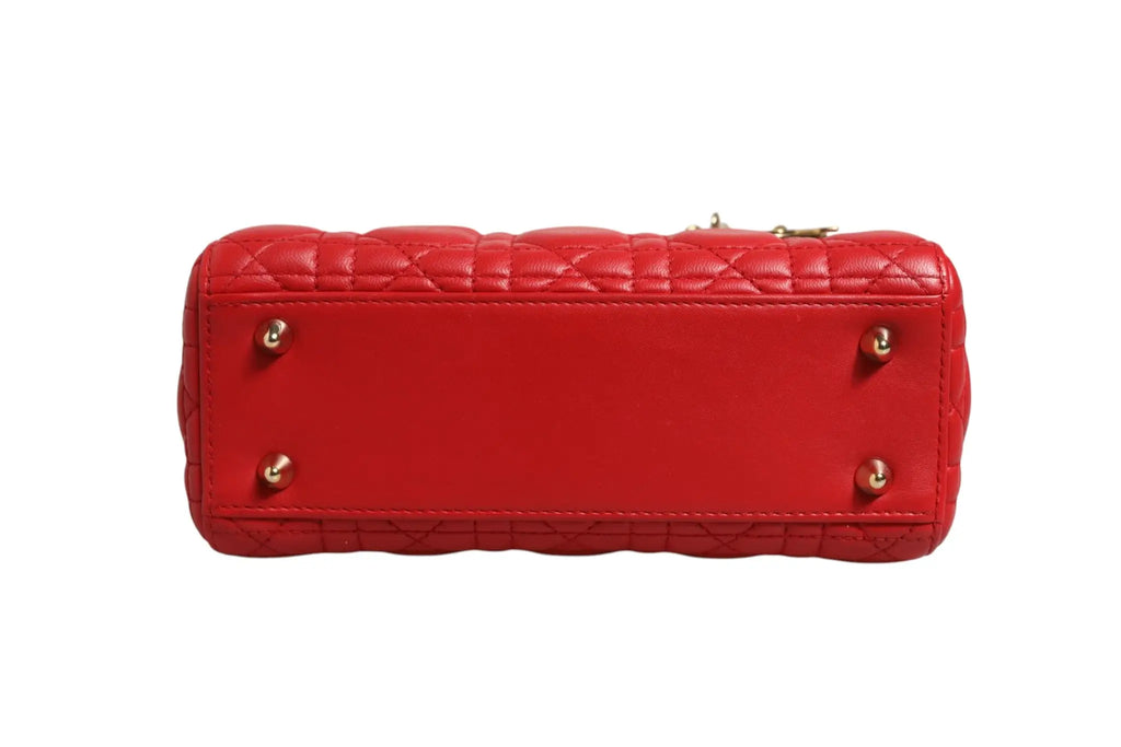 Sac à main christian dior lady dior en cuir rouge matelassé avec quincaillerie dorée