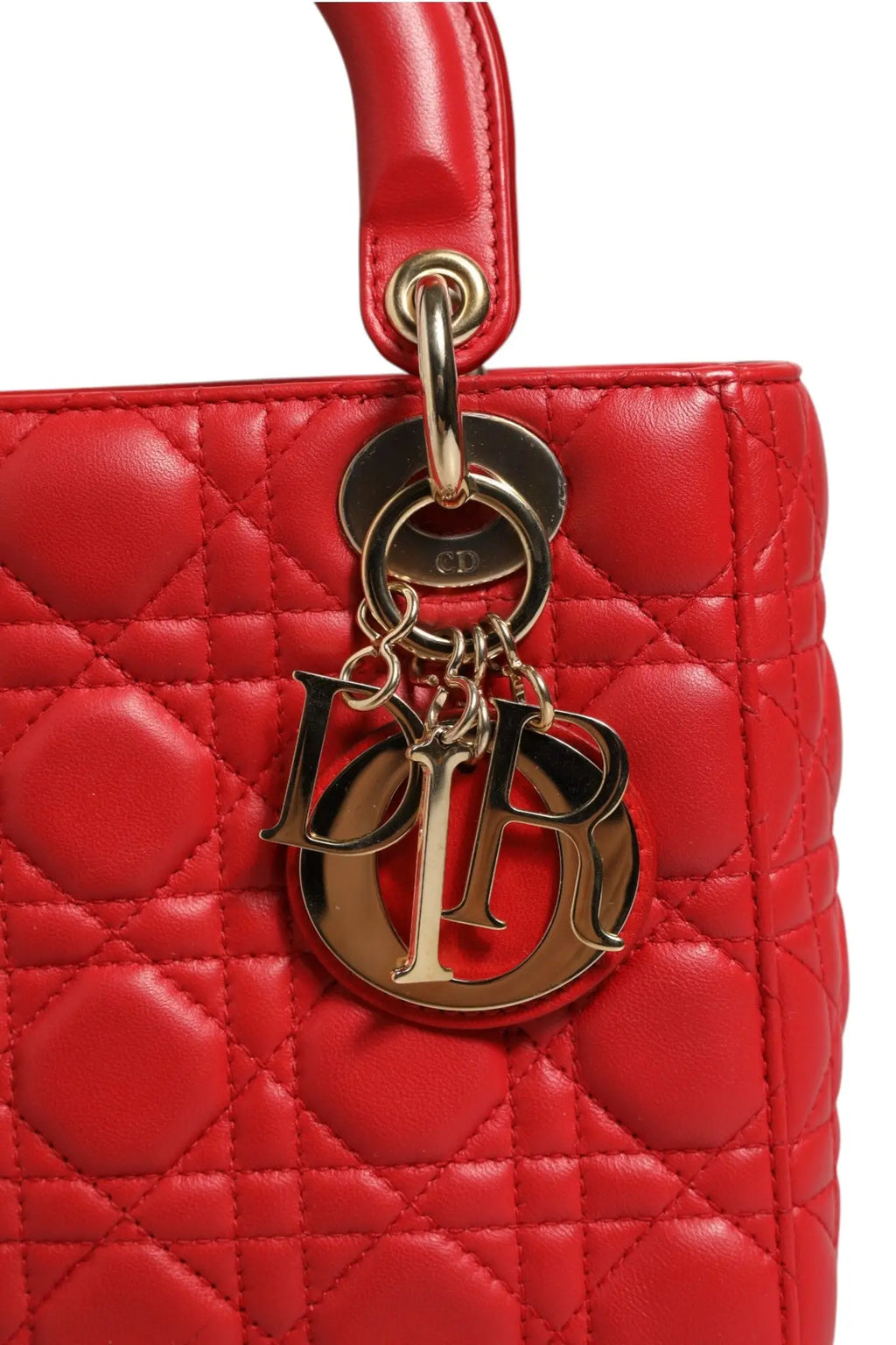 Sac à main christian dior lady dior en cuir matelassé rouge avec ferrures dorées et charm cd signature