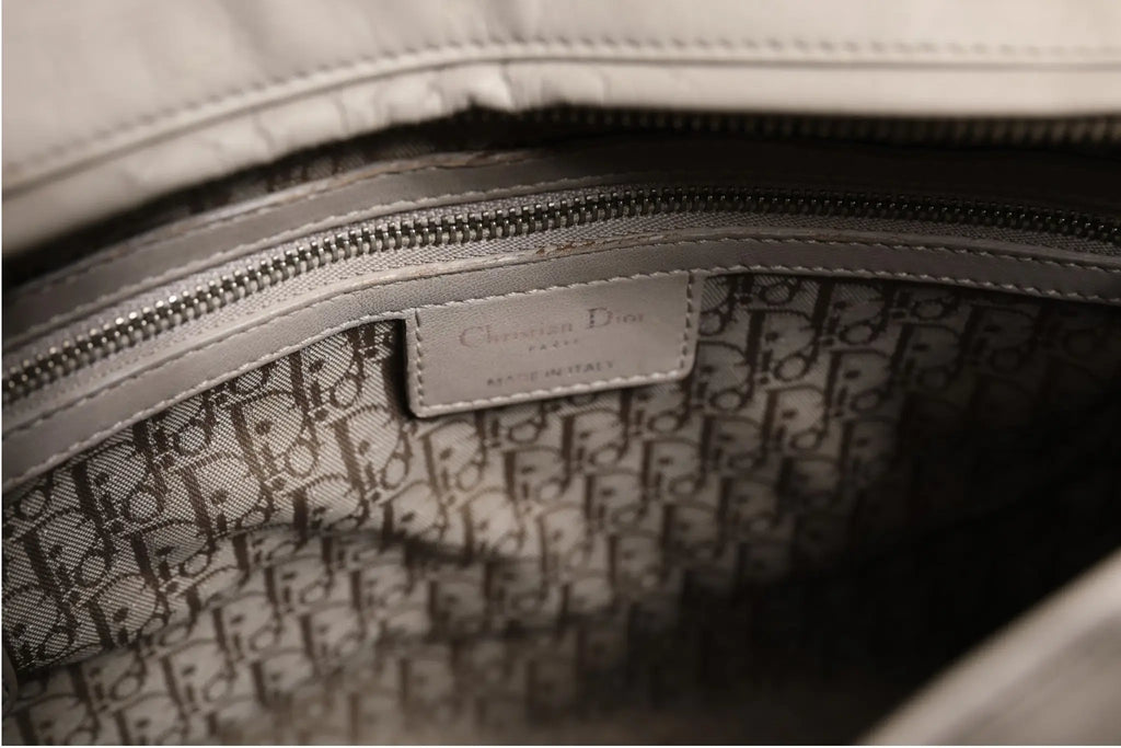 Intérieur du sac christian dior lady dior grand gris en cuir dagneau avec motif monogramme répétitif et étiquette cuir
